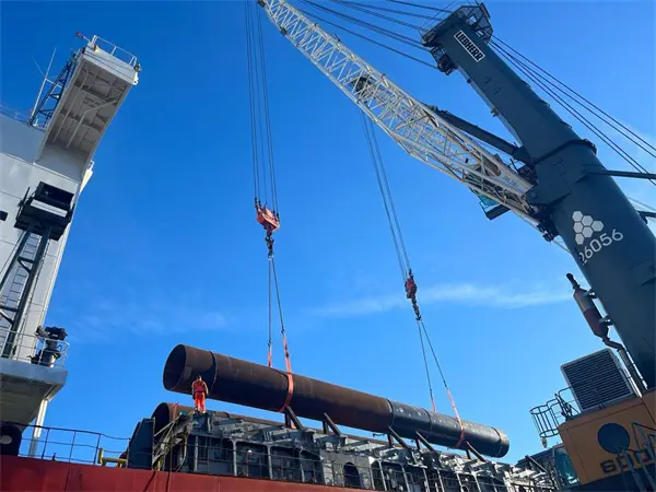 Martime tubular pipes loading